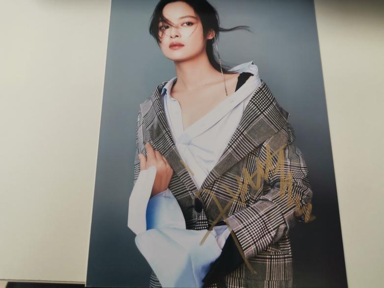 辛芷蕾 亲笔签名照火热售卖中