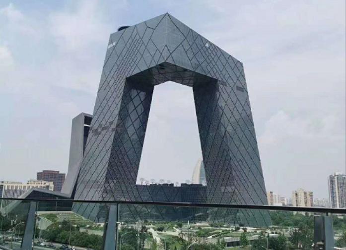 我们需要你 武能扛机器，文能写专访 静能坐在电脑前专心剪片子 动能面对爱豆丝毫不怯场