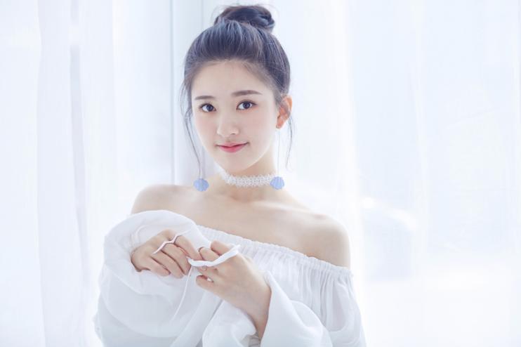 赵露思签名照火热抽奖中